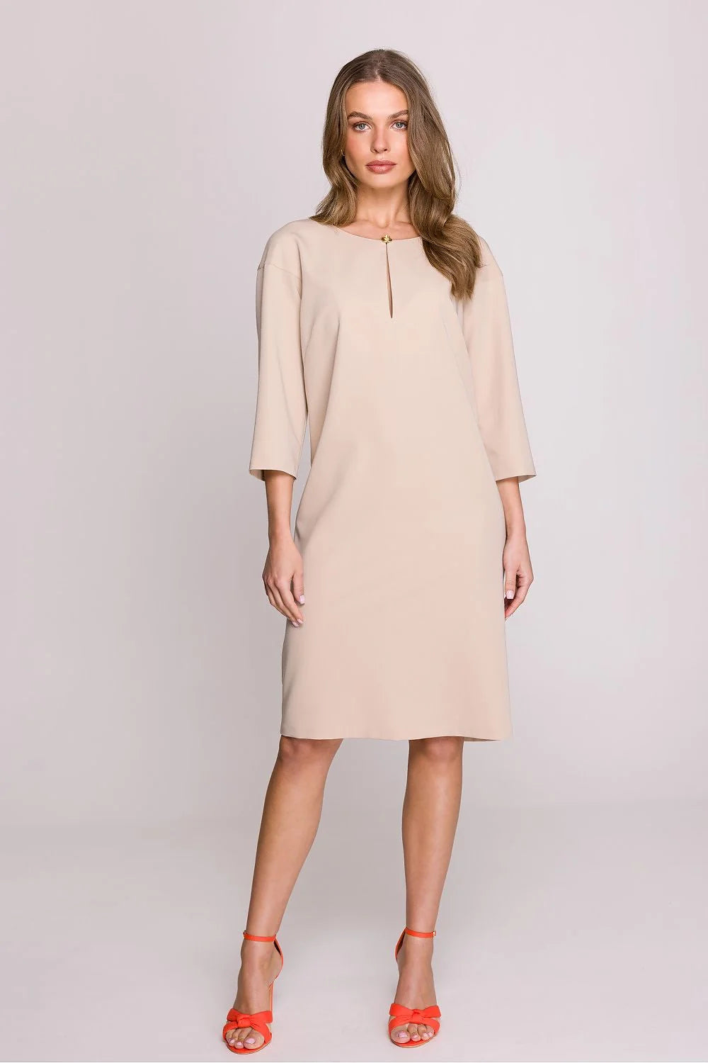 robe jour élégante beige manches troisquarts coupe droite décolleté bouton doré fente mi genou crêpe fluide tombé structuré minimal chic