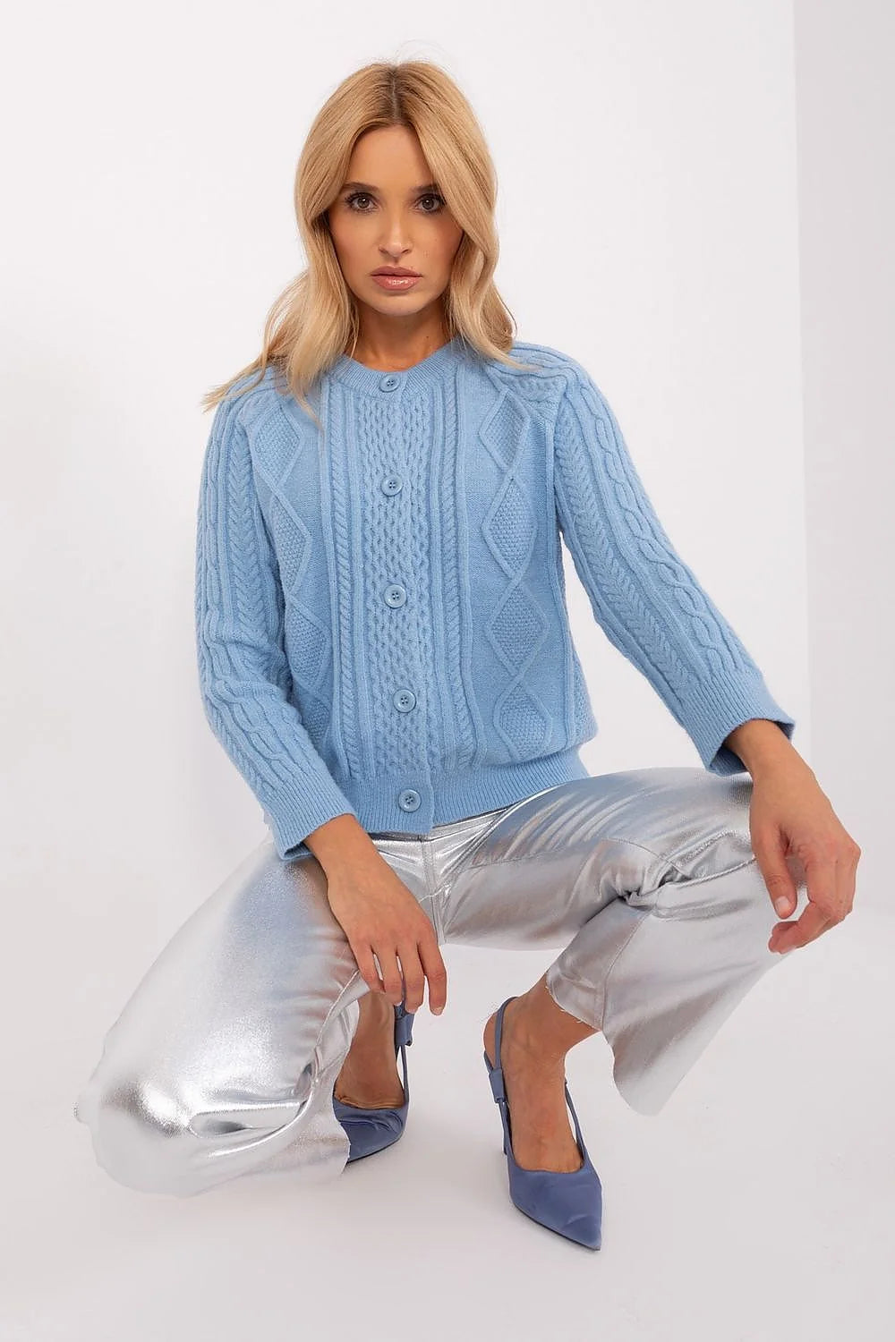 cardigan femme bleu clair torsades losanges maille épaisse manches longues raglan col rond coupe ajustée hanches boutons assortis ourlet côtelé