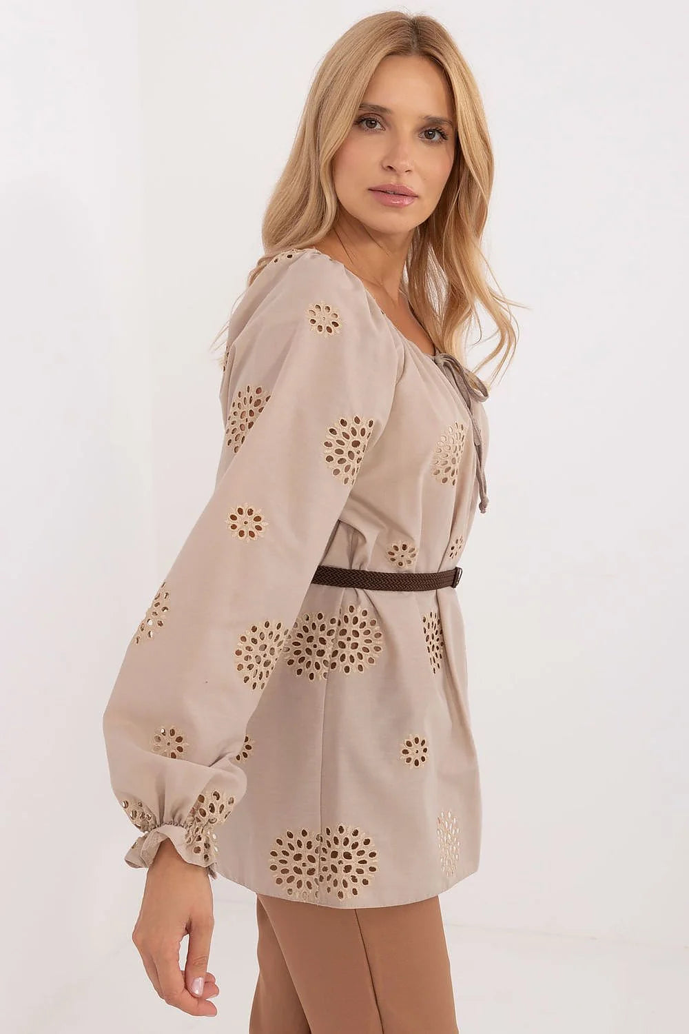 Chemisier boho quotidien manches longues noeud decoratif beige doux coton aere coupe cintee motifs perforees style romantique casual chic vetement femme tendance elegance