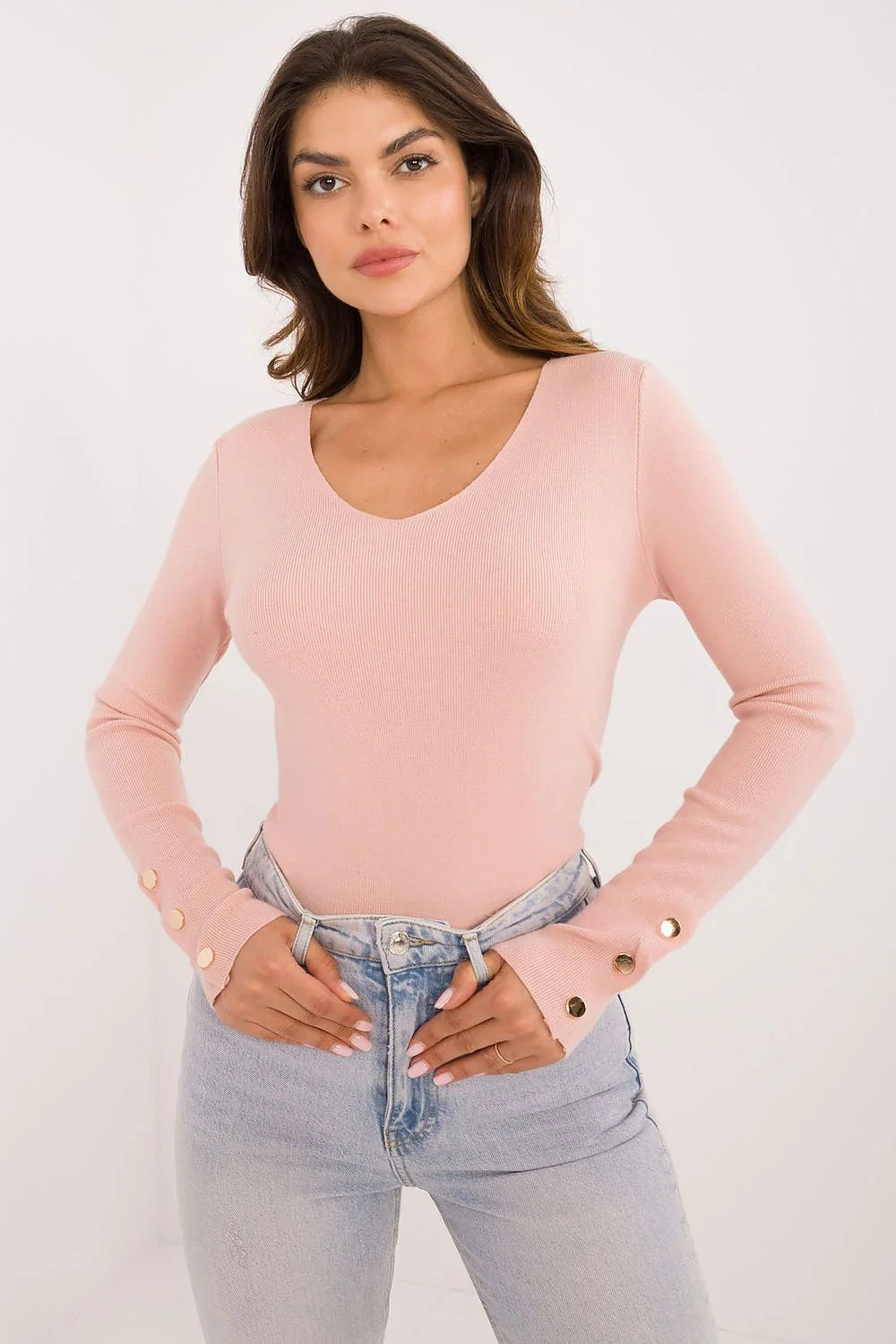 Haut féminin élégant ajusté manches longues col V boutons dorés couleur rose pâle matière tricotée viscose élasthanne