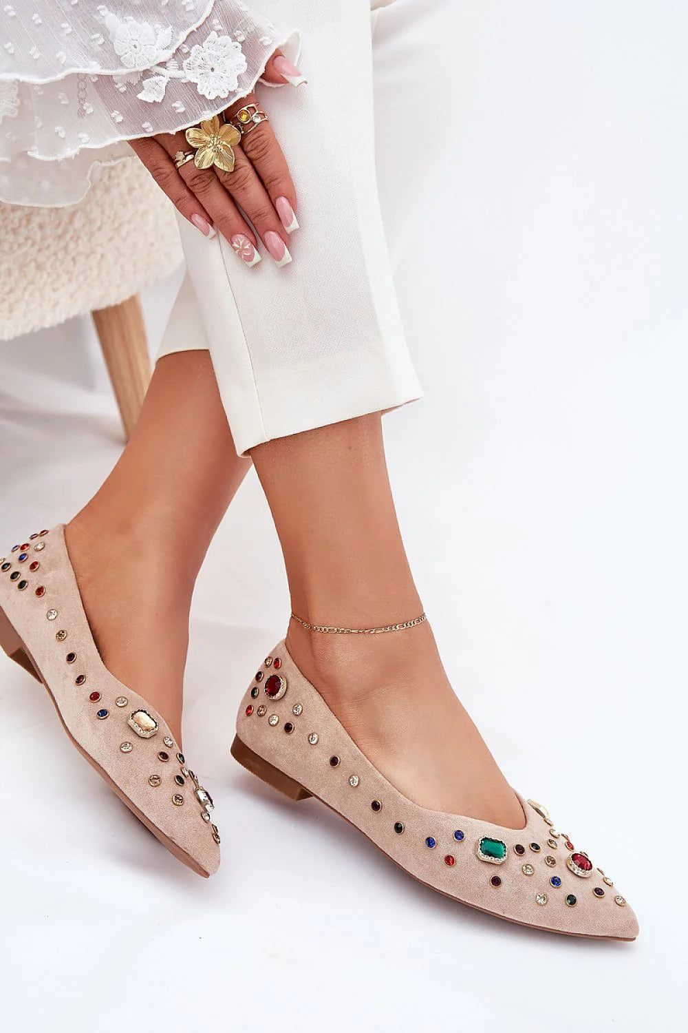 ballerines femme pointues suédine beige rosé bout effilé coupe basse talon plat cabochons multicolores strass clous dorés