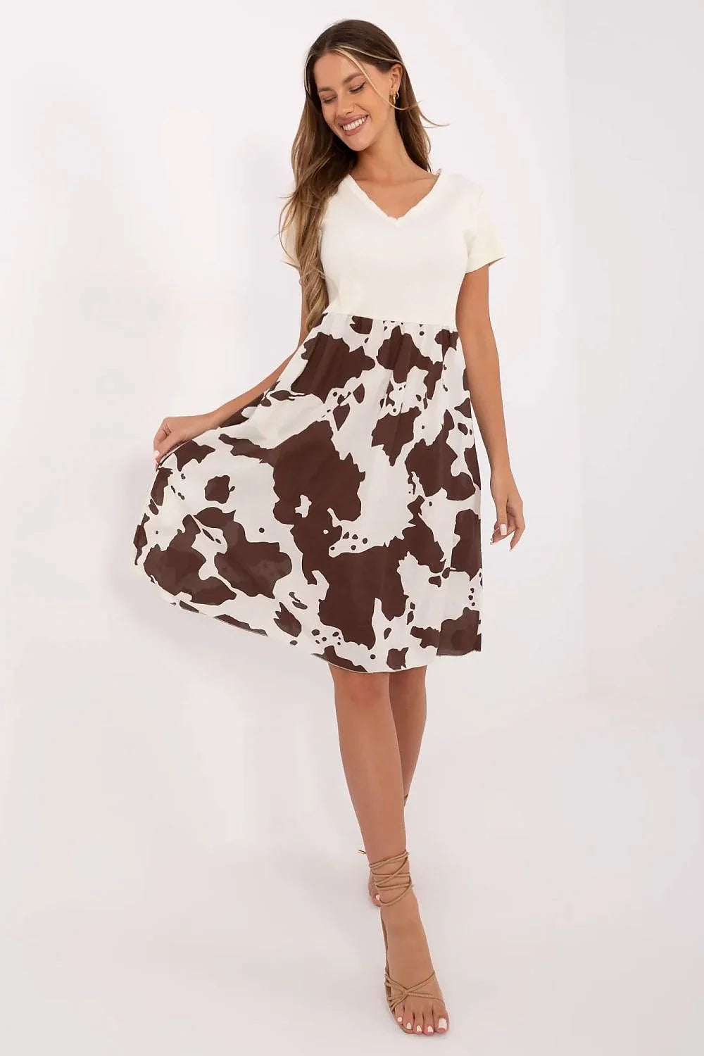 Robe de jour Italy Moda mélange coton élasthanne côté blanc cassé imprimé vache brun et blanc col V manches courtes jupe évasée coupe empire polyvalente confort style décontracté chic femme
