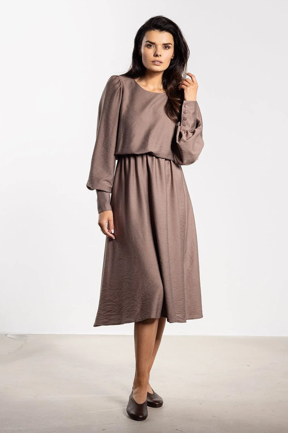 robe midi taupe fluide satiné évasée tombé naturel encolure ronde manches longues bouffantes poignets boutonnés taille élastiquée décontracté chic élégante