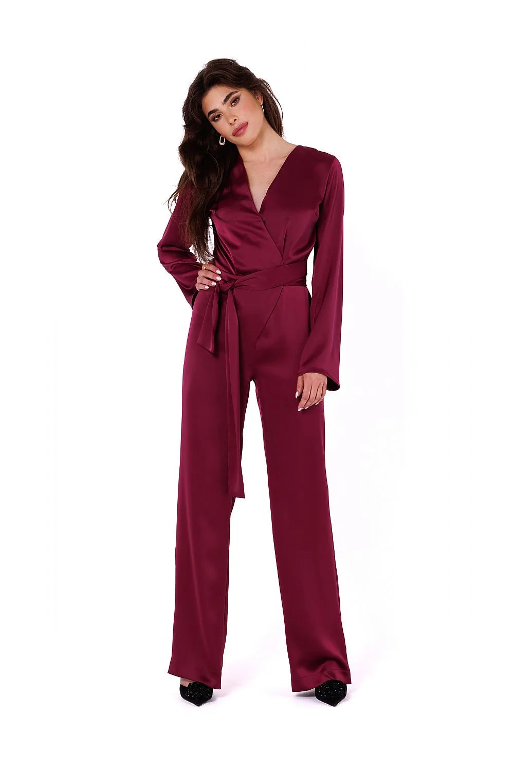 combinaison Makover satinée bordeaux profond encolure plongeante manches longues ceinture nouée taille marquée jambes larges tombé fluide élégante soirée cocktail