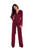 combinaison Makover satinée bordeaux profond encolure plongeante manches longues ceinture nouée taille marquée jambes larges tombé fluide élégante soirée cocktail