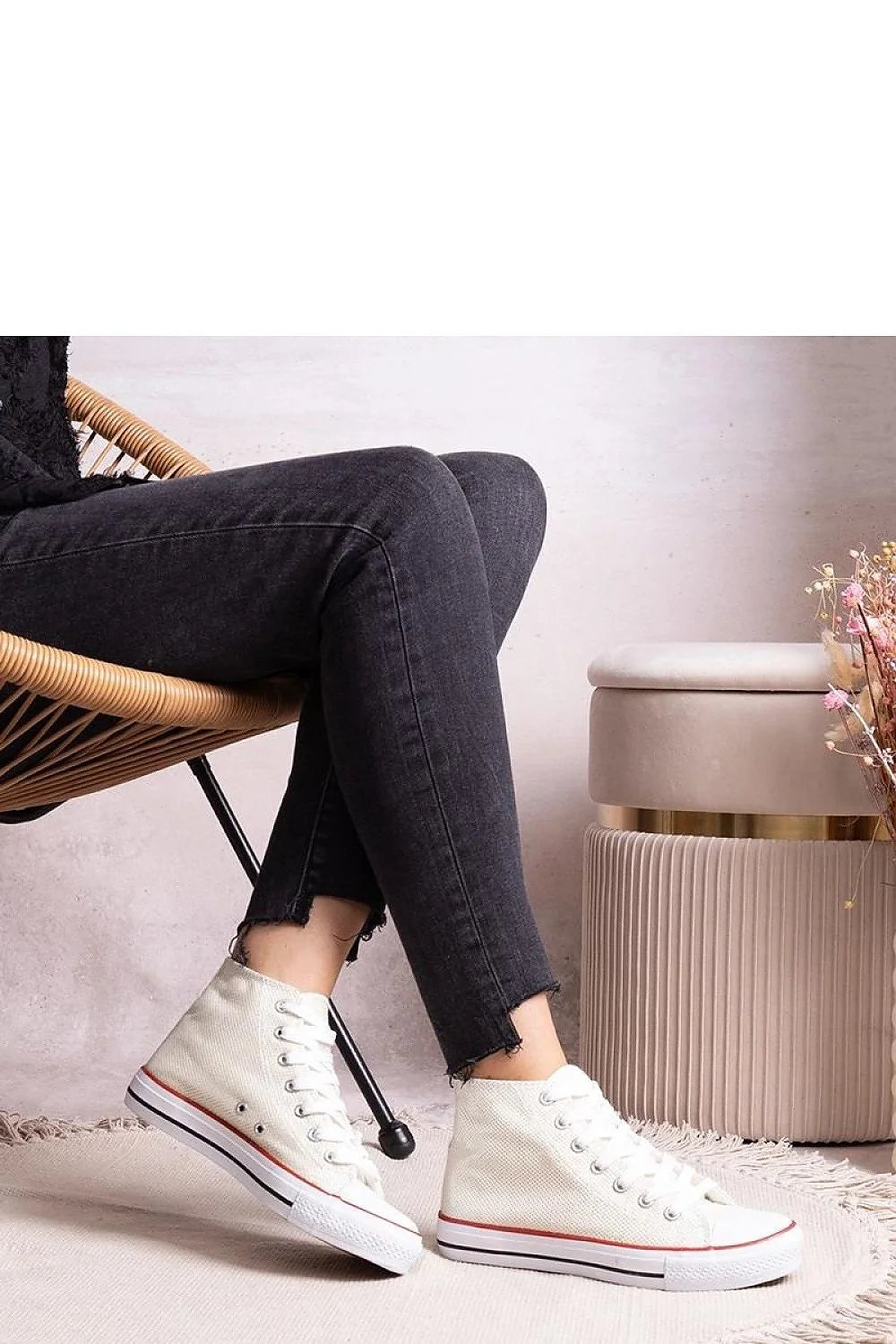 baskets montantes femme toile blanche semelle caoutchouc rouge lacets blancs œillets métalliques renfort cheville flexible antidérapante silhouette épurée casual rétro