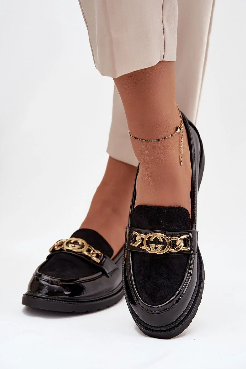 mocassins femme noirs mélange cuir verni suède bout arrondi semelle intérieure cuir souple plate crantée sangle chaîne dorée entrelacée confortable