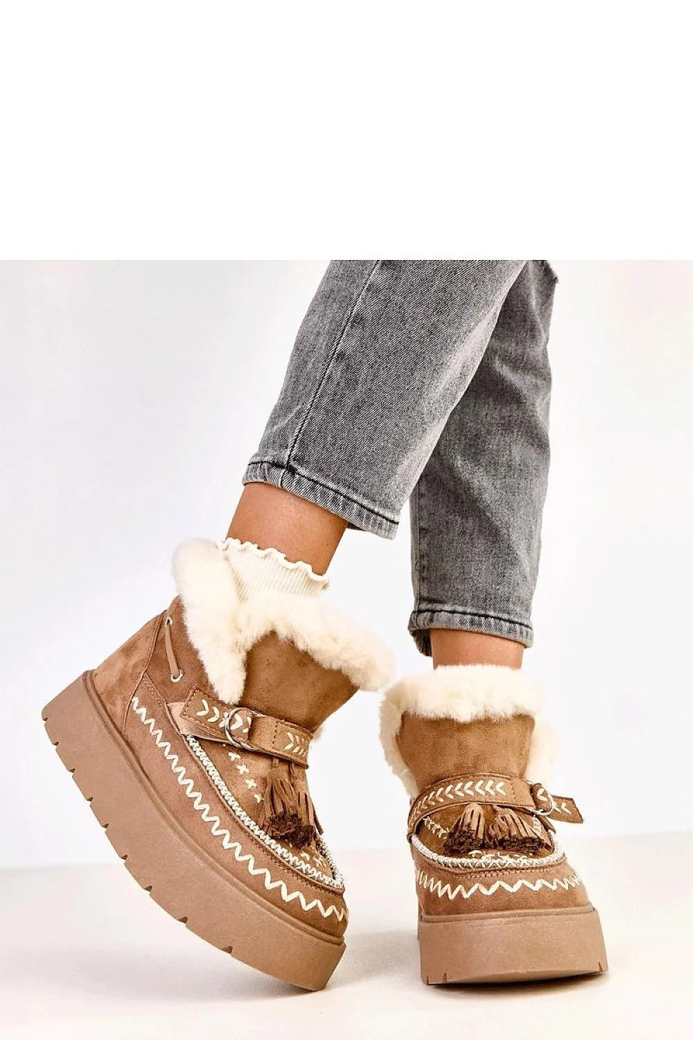 bottes franges daim suédine camel fourrées fausse fourrure crème semelle plateforme 4cm crantée antidérapante bride ajustable anneau métal confortables chaudes