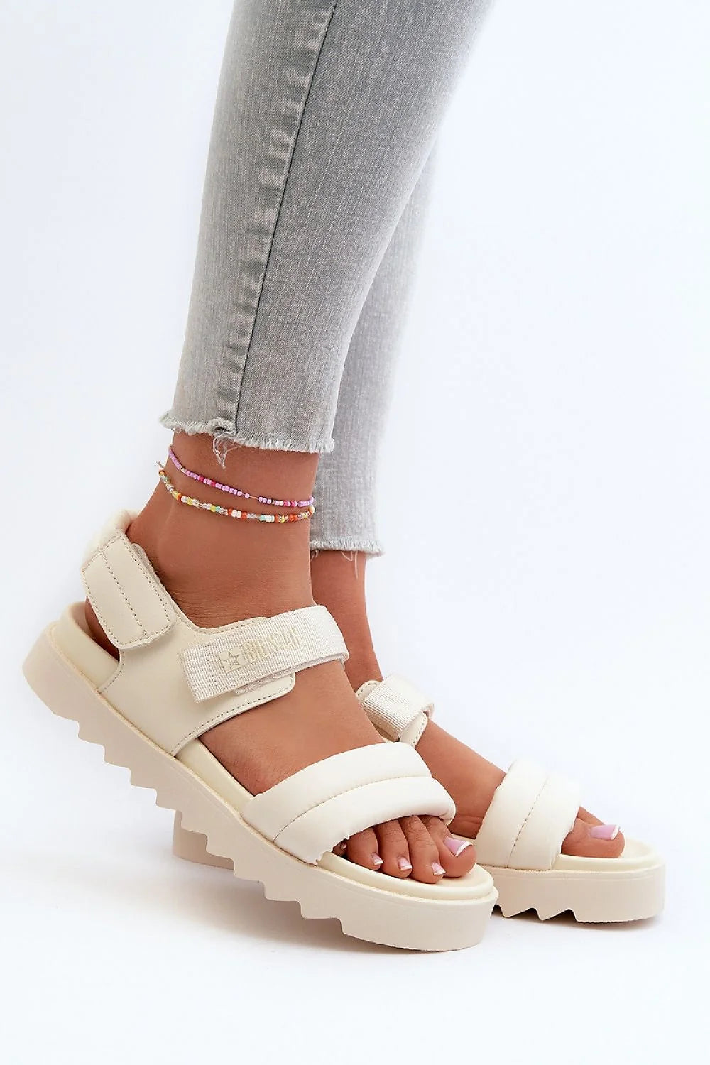 Sandales femmes style moderne confort plateforme crème cuir synthétique occasion estivale ajustement personnalisé logo gravé