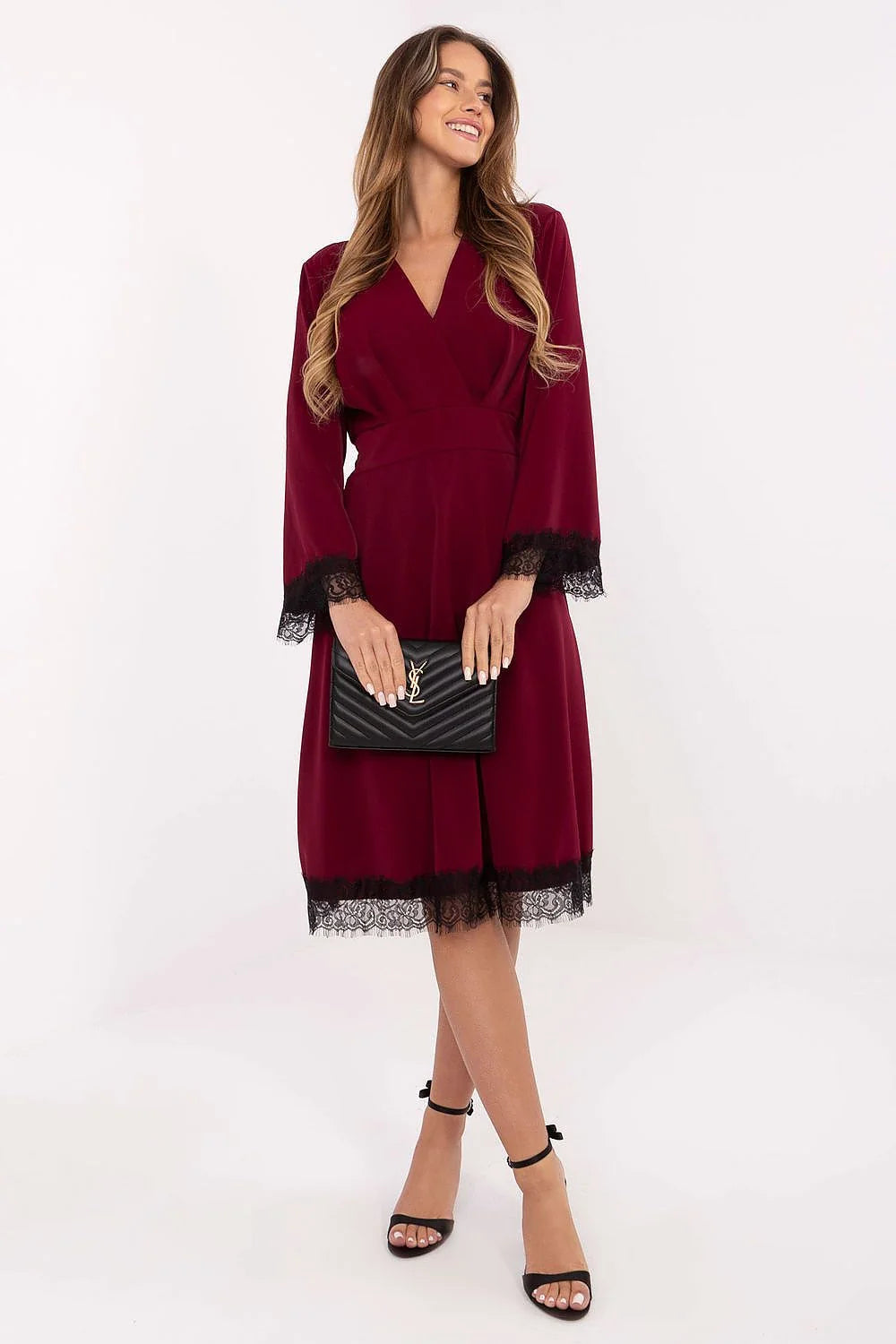 robe cocktail midi portefeuille col V taille marquée ceinture intégrée manches longues évasées dentelle poignets ourlet polyester viscose fluide élégante