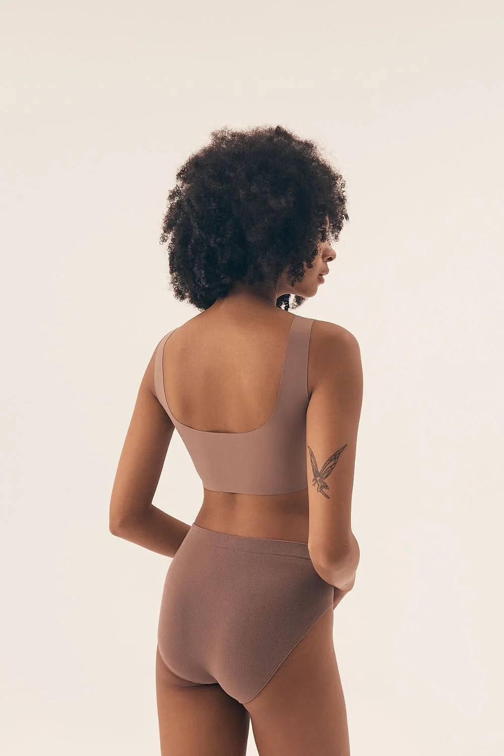ensemble lingerie brassière sans armatures bonnets moulés culotte taille haute microfibre seamless taupe bretelles larges maintien confort invisible