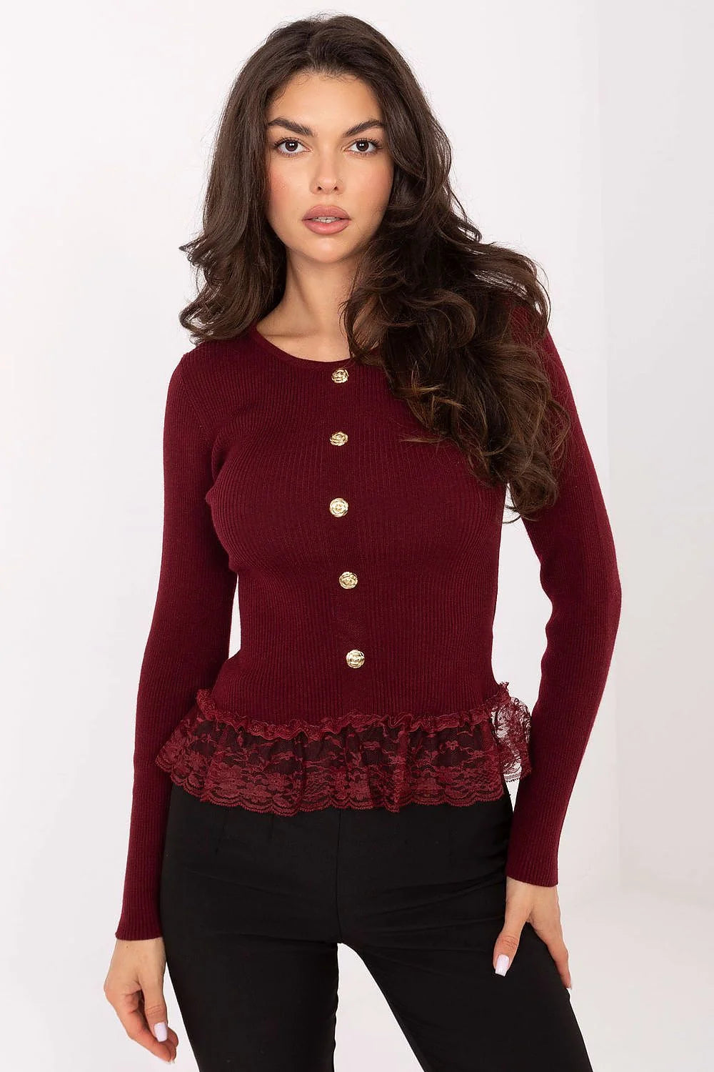 pull femme bordeaux maille côtelée col rond manches longues boutons dorés décoratifs coupe cintrée ourlet peplum dentelle florale