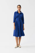 Robe de jour élégante style classique tissu bleu intense manches 3/4 boutons devant taille ajustable silhouette évasée femmes