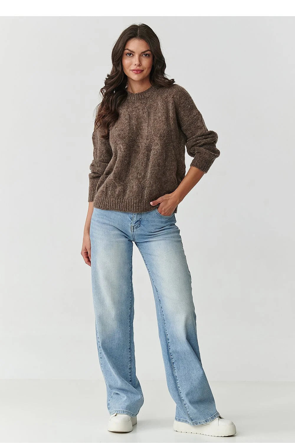 pull femme oversize col rond maille torsadée brossée marron chocolat coupe boxy épaules tombantes manches longues finitions côtelées moelleux chaleur