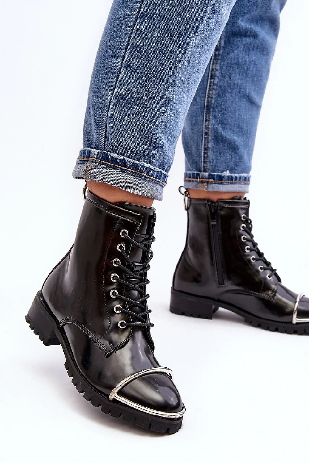 bottines rock audacieuses cuir artificiel noir verni cheville lacets zip latéral semelle crantée antidérapante embout argenté œillets coutures confort