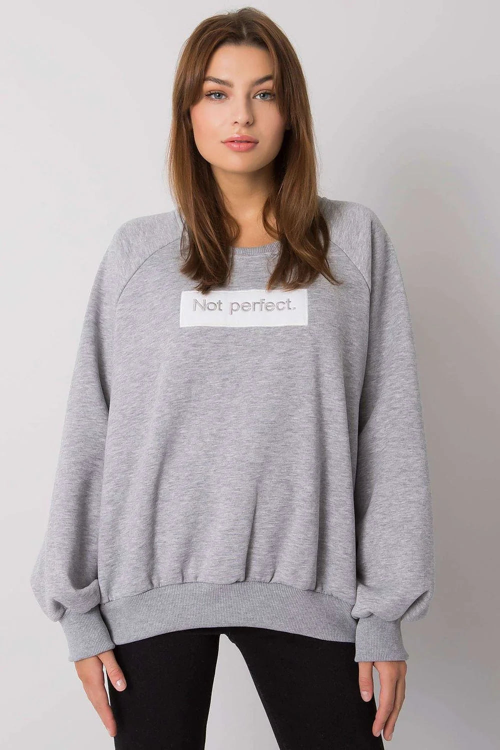 sweatshirt femme oversize gris clair molletonné doux manches longues raglan col rond côtelés poignets imprimé Not perfect brodé