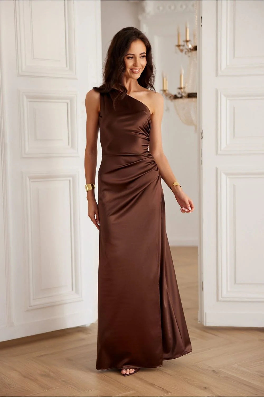 Robe de soirée élégante longue manches courtes asymétrique fente dos nu satin brun chocolat femme