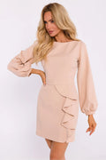 robe cocktail courte beige coupe ajustée cintrée col bateau manches longues bouffantes poignets resserrés volant asymétrique finitions soignées