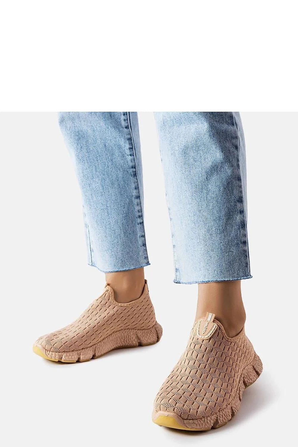 Baskets pour femmes style moderne beige clair tige tricotée semelle caoutchouc sans lacets confortable respirante design décontracté coupe ajustée occasions quotidiennes mode urbaine durabilité polyvalence