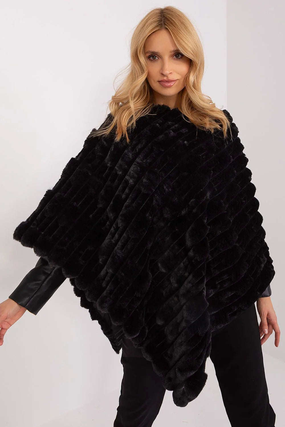 Poncho en fourrure synthétique pour femme, style ample et asymétrique, couleur noire, texture en relief, polyvalent, confortable, élégant, hiver, automne, occasions multiples