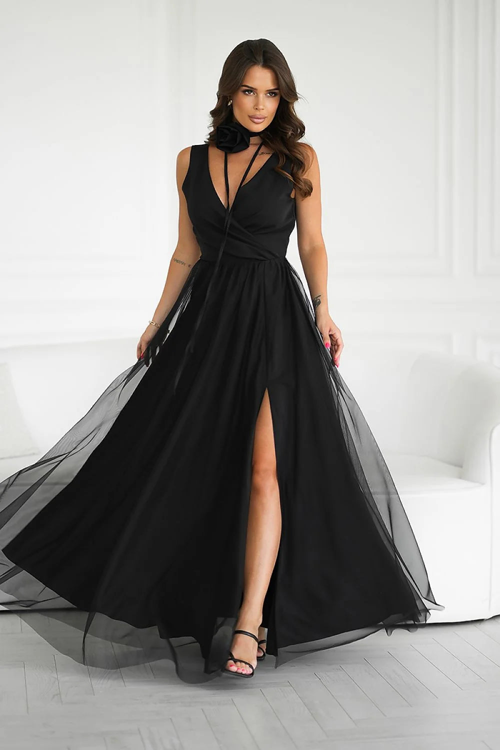 robe longue élégante mousseline noire décolleté V portefeuille bretelles larges taille cintrée jupe fluide tulle superposée fente haute
