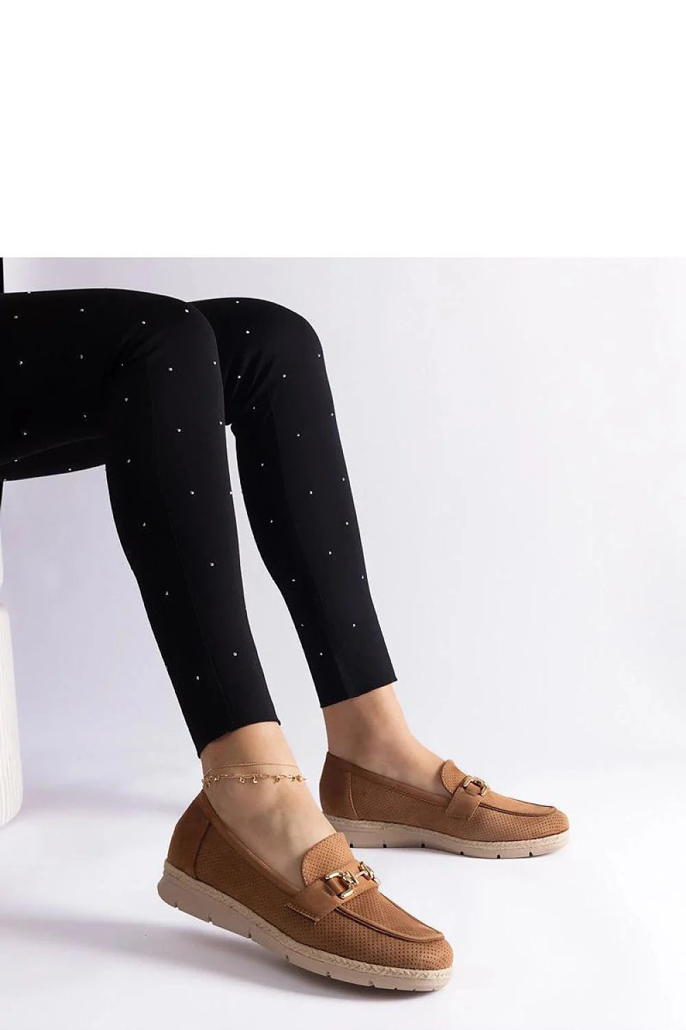 Mocassins femme élégants design moderne couleur marron chaleureuse perforé cuir semelle compensée dorée occasions spéciales