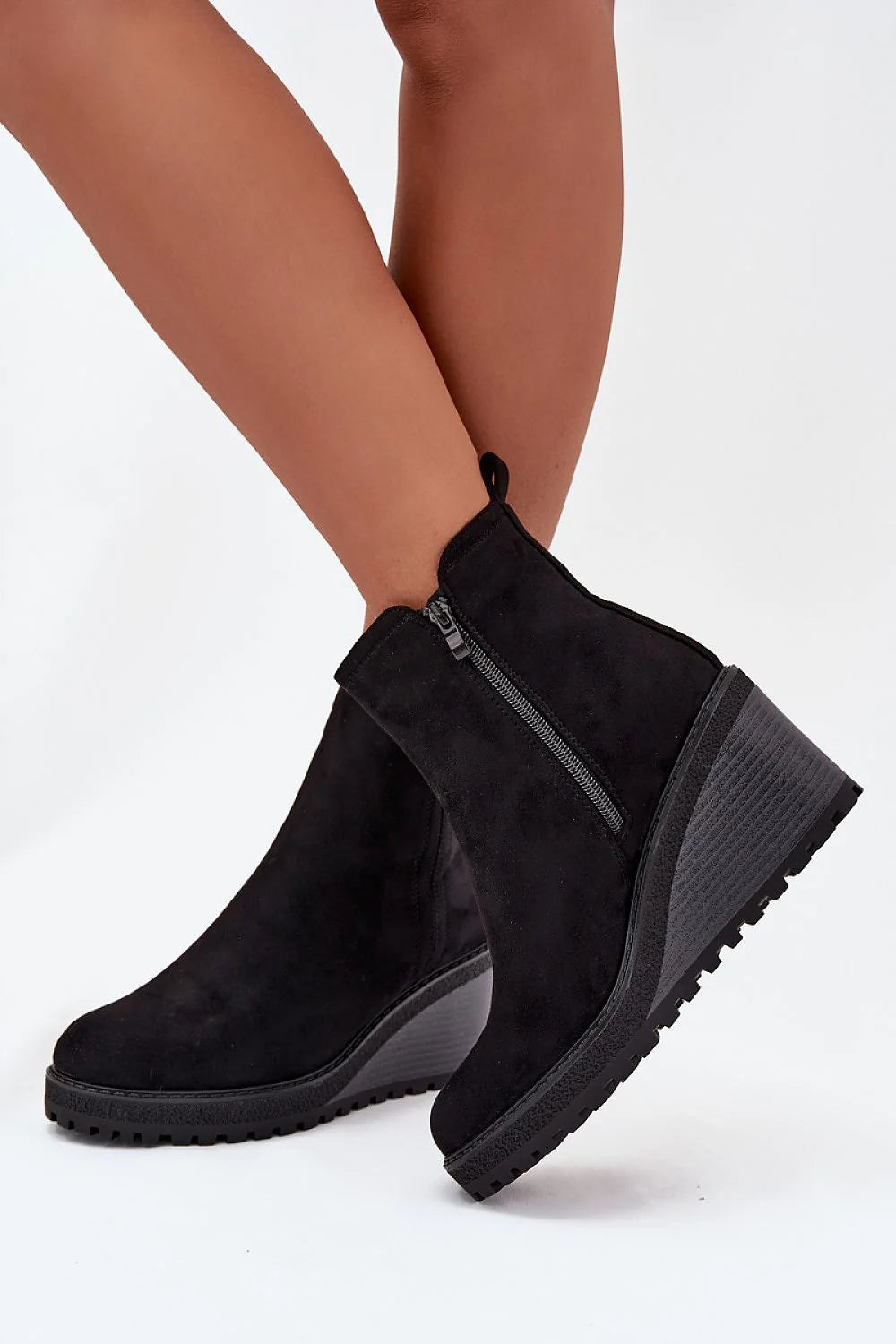 bottines suédine noires cheville talon compensé 8cm plateforme semelle crantée antidérapante doublure fourrure synthétique fermeture éclair patte arrière maintien confortable