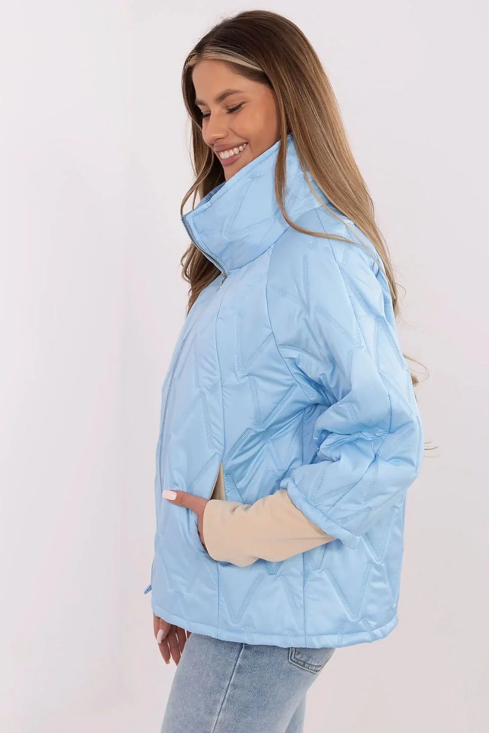 Veste femme transitionnelle bleu clair motif V répété tissu matelassé polyester nylon col montant manches 3/4 coupe droite moderne Casual résistant aux intempéries automne hiver printemps