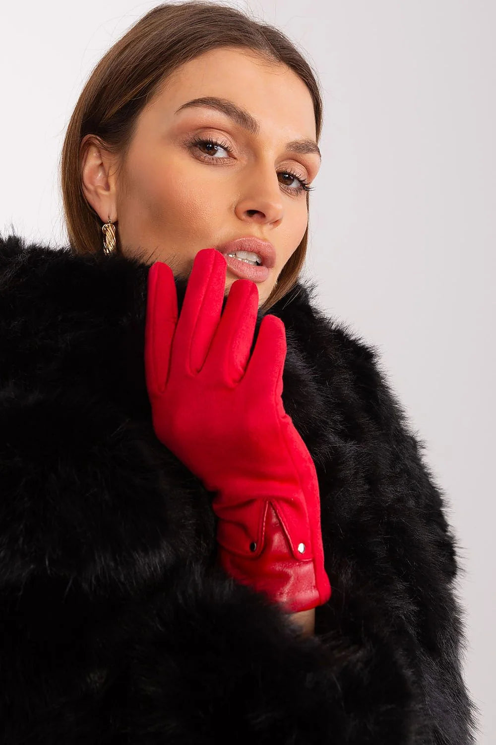 ensemble mode femme veste fausse fourrure noire gants cuir rouge pantalon camel taille haute droit structuré rivets élégance