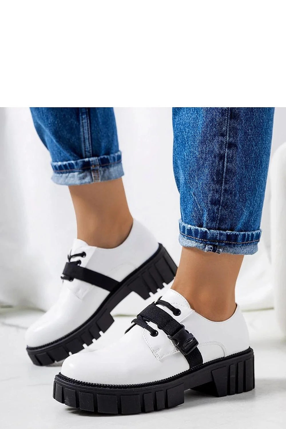 Chaussures basses femmes mode contemporaine cuir blanc semelle épaisse lacets élastiques style urbain confort élégance