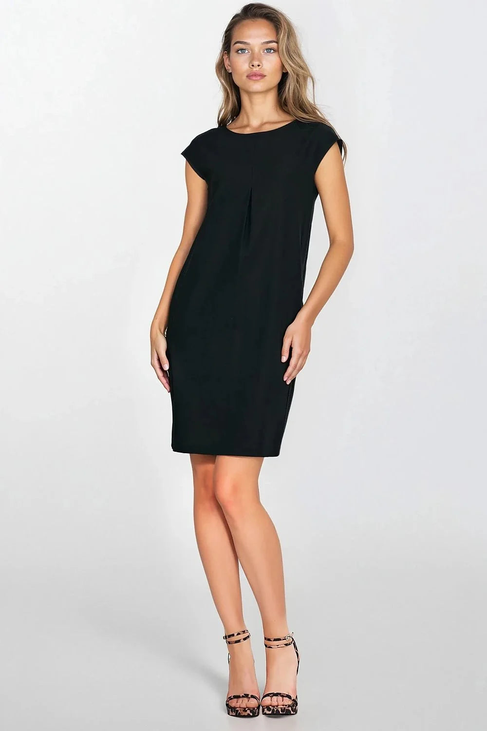 robe noire droite genou encolure ronde manches courtes minimaliste épurée pli central poches latérales fluide structurée