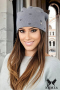 Bonnet d'hiver pour femmes à polka dots gris clair doux et élégant style slouchy logo métallique Kamea