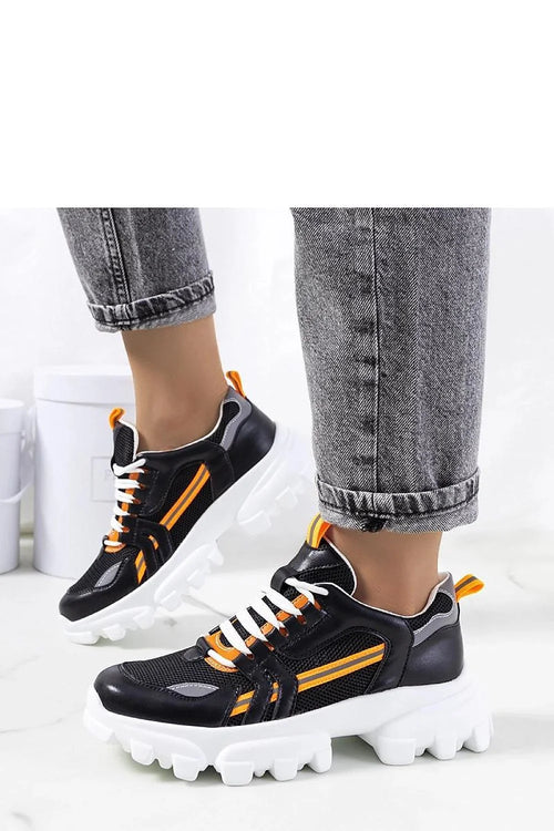 Baskets sportives modernes pour femmes en cuir synthétique et mesh noir, accents orange, semelle épaisse blanche, style chunky, confortable et élégante