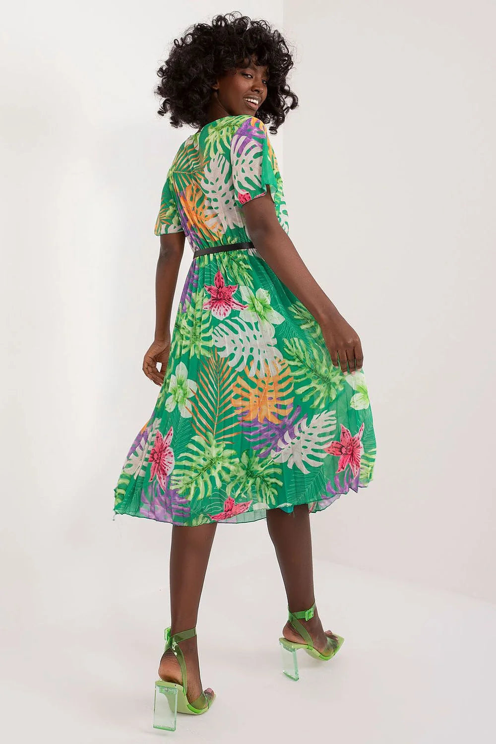 Robe estivale motif floral tropical vert orange violet rouge coupe midi col V manches courtes polyester femme
