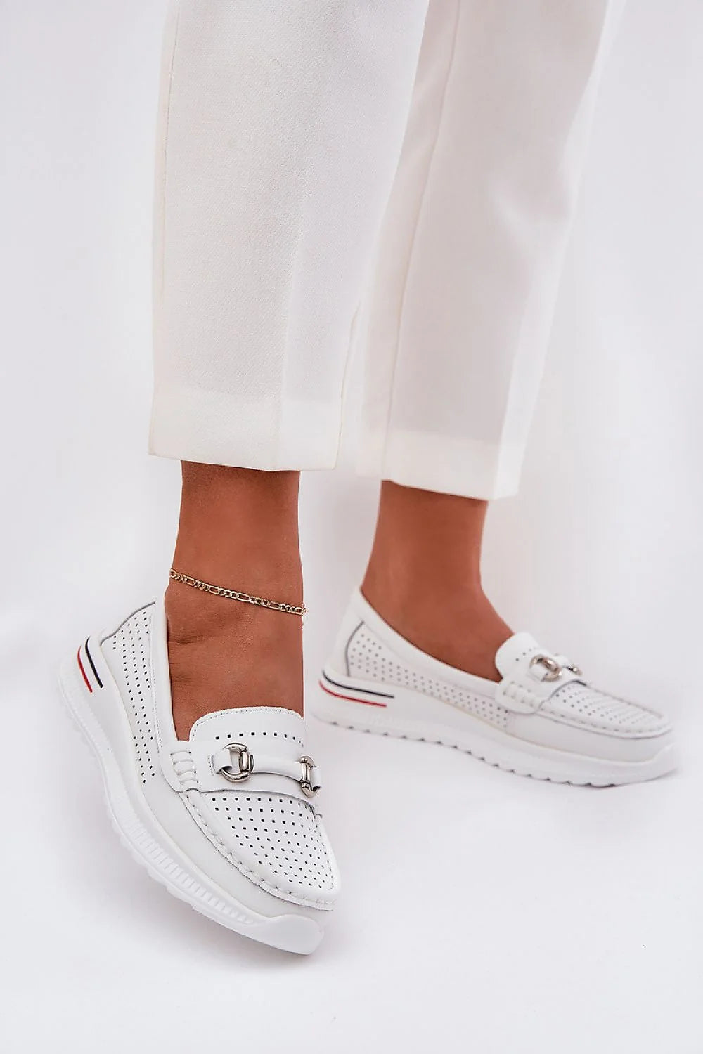 Mocassins femmes élégantes moderne cuir perforé blanc détail métallique tricolore compensé confortable occasion quotidienne style chic