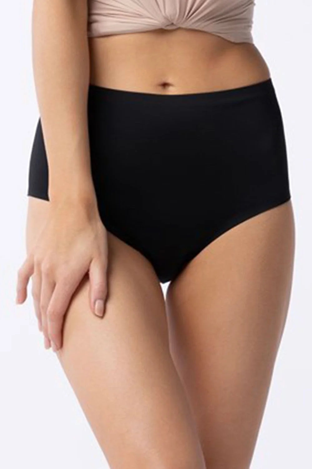 Culotte taille haute élégante pour femme, design minimaliste, maille innovante, confort maximal, couleur noire, ajustement parfait, usage quotidien, lingerie moderne