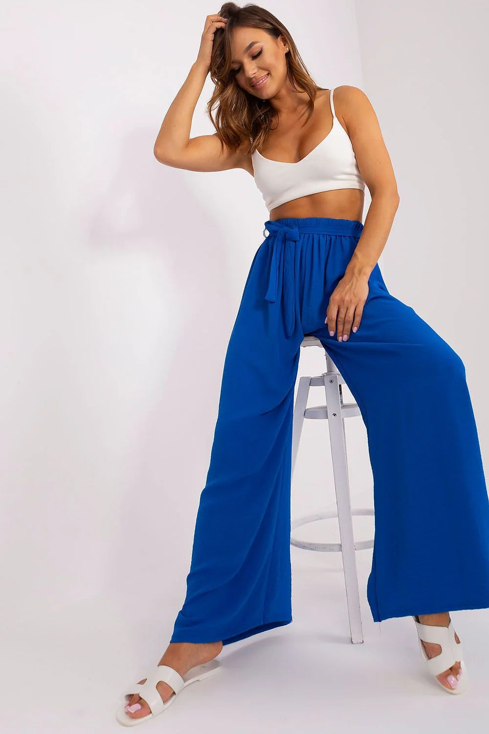 Pantalon femme été large taille haute elasthanne polyester cropped top blanc sandales blanches Och Bella