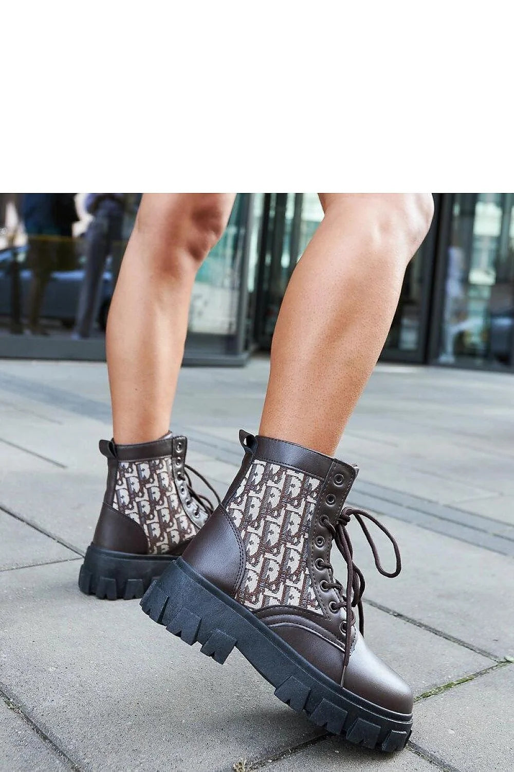 Bottes Madelene pour femme style combat cuir marron foncé semelle crantée talon moyen conception moderne