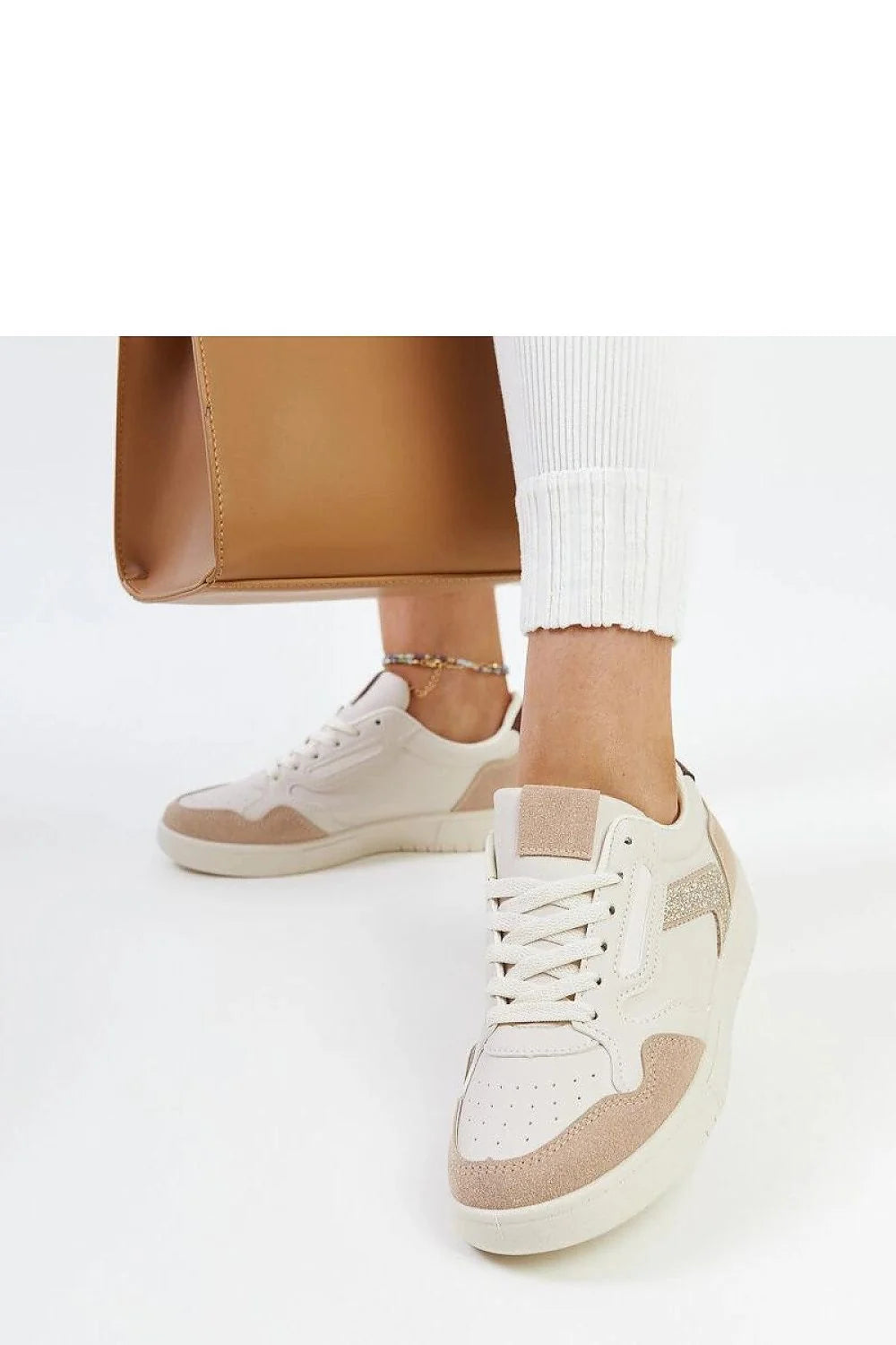 baskets femmes basses beige crème brocart cuir synthétique suède pailleté discret lacées bout rond semelle gomme épaisse rembourrées