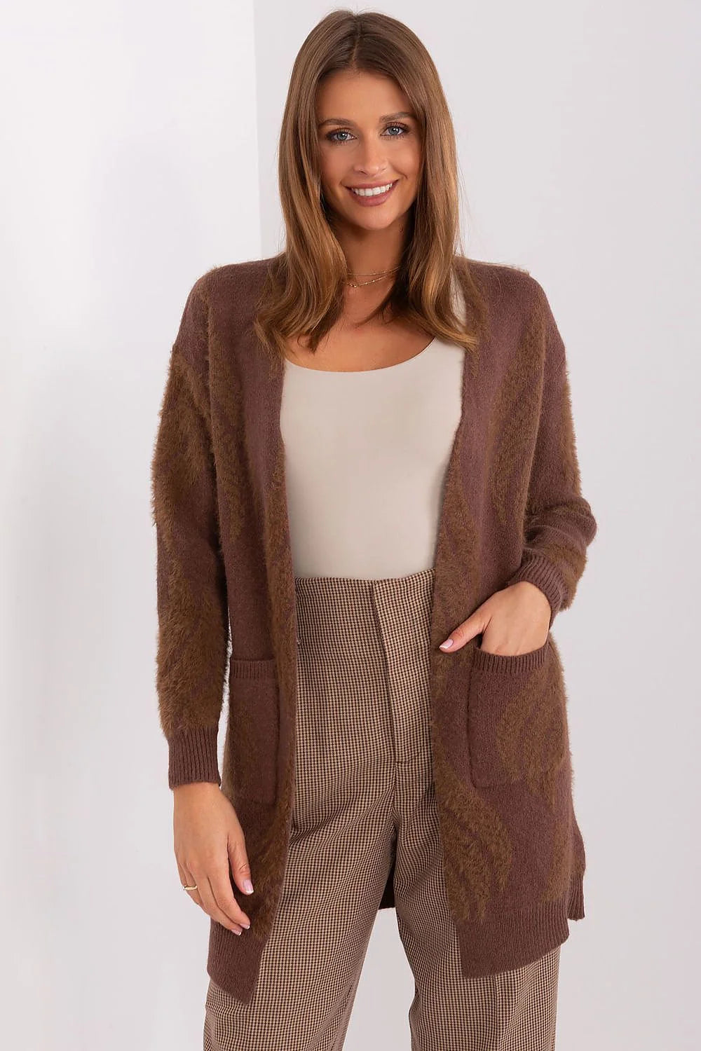 Cardigan femme design décontracté ouvert longues manches coudes côtelées tissu doux matériau mixte style casual usage quotidien et soirées froides