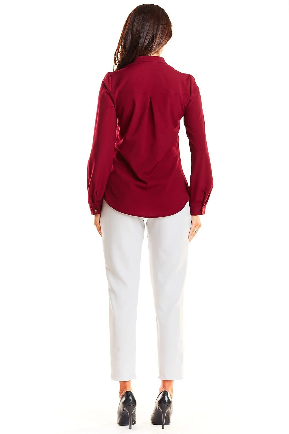 chemise satinée bleu cobalt semiajustée manches longues colV tailleur boutonnage central poche poitrine plissée tissu fluide léger élasthanne professionnel chic