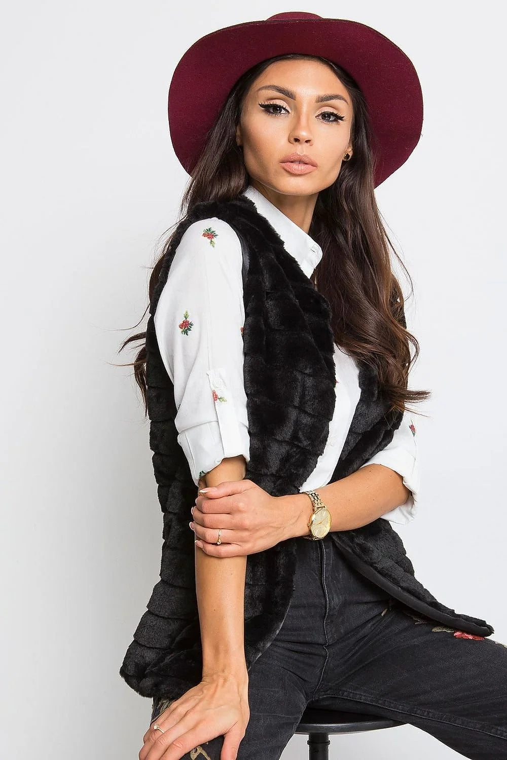 Gilet sans manches fausse fourrure gris élégant décontracté hiver femme moderne tendance mode féminine