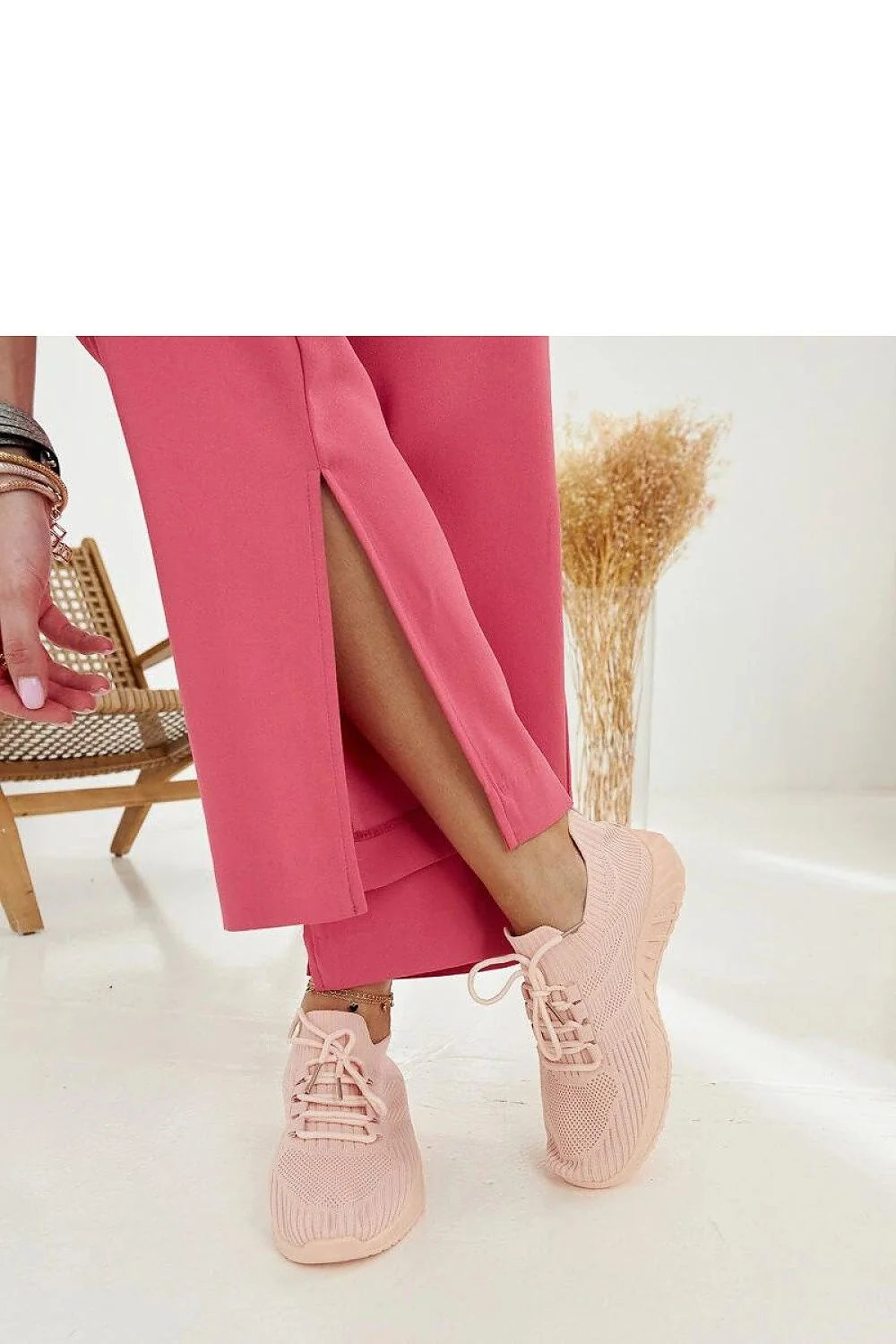 baskets athleisure femme rose pâle maille tricotée respirante légère colchaussette élastique semelle caoutchouc crantée amorti lacets plats confort ajustée tendance