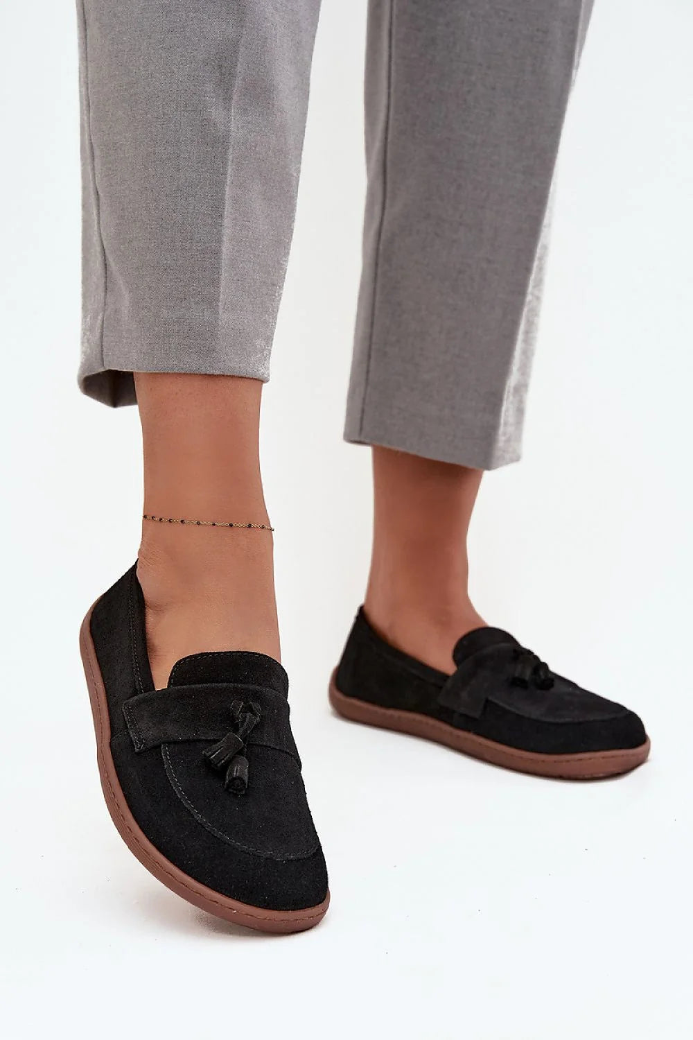 mocassins femme pieds nus minimalistes confortables naturel cuir suédé noir bout arrondi pompons glands décoratifs semelle caoutchouc brun maintien
