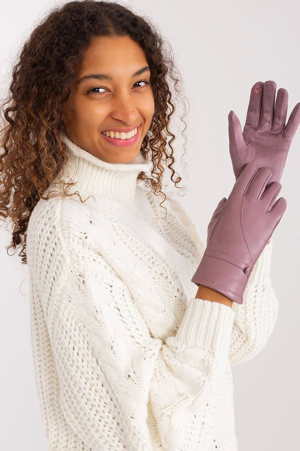 Gants élégants pour femmes en polyuréthane et polyester, design contemporain, couleur mauve clair, détails décoratifs, port pratique, look sophistiqué, idéal pour l'hiver, style casual-chic, femmes