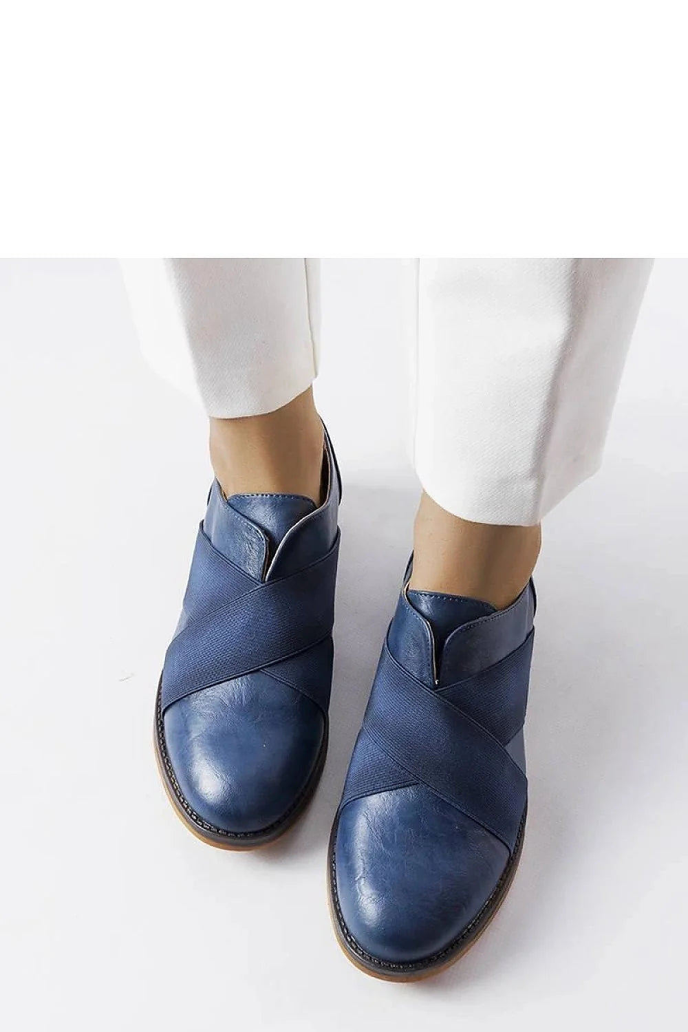 Chaussures basses élégantes pour femmes en cuir bleu, design moderne, semelle marron, confortable, style versatile