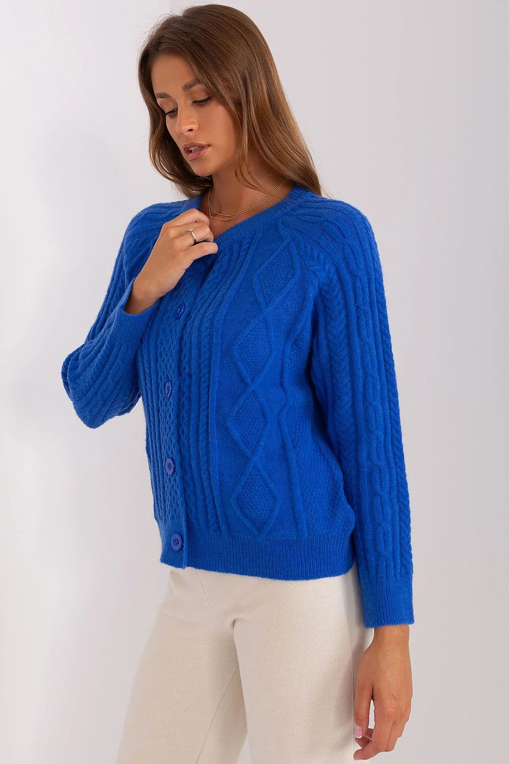 Cardigan pour femme bleu motif torsades matériau tricot manches longues coupe droite encolure ronde boutons assortis