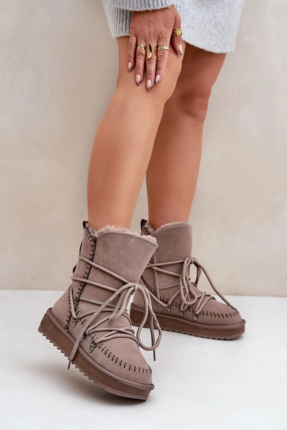Bottes de neige pour femme en suède taupe style asymétrique lacets croisés fourrure synthétique confort hiver urban chic mode