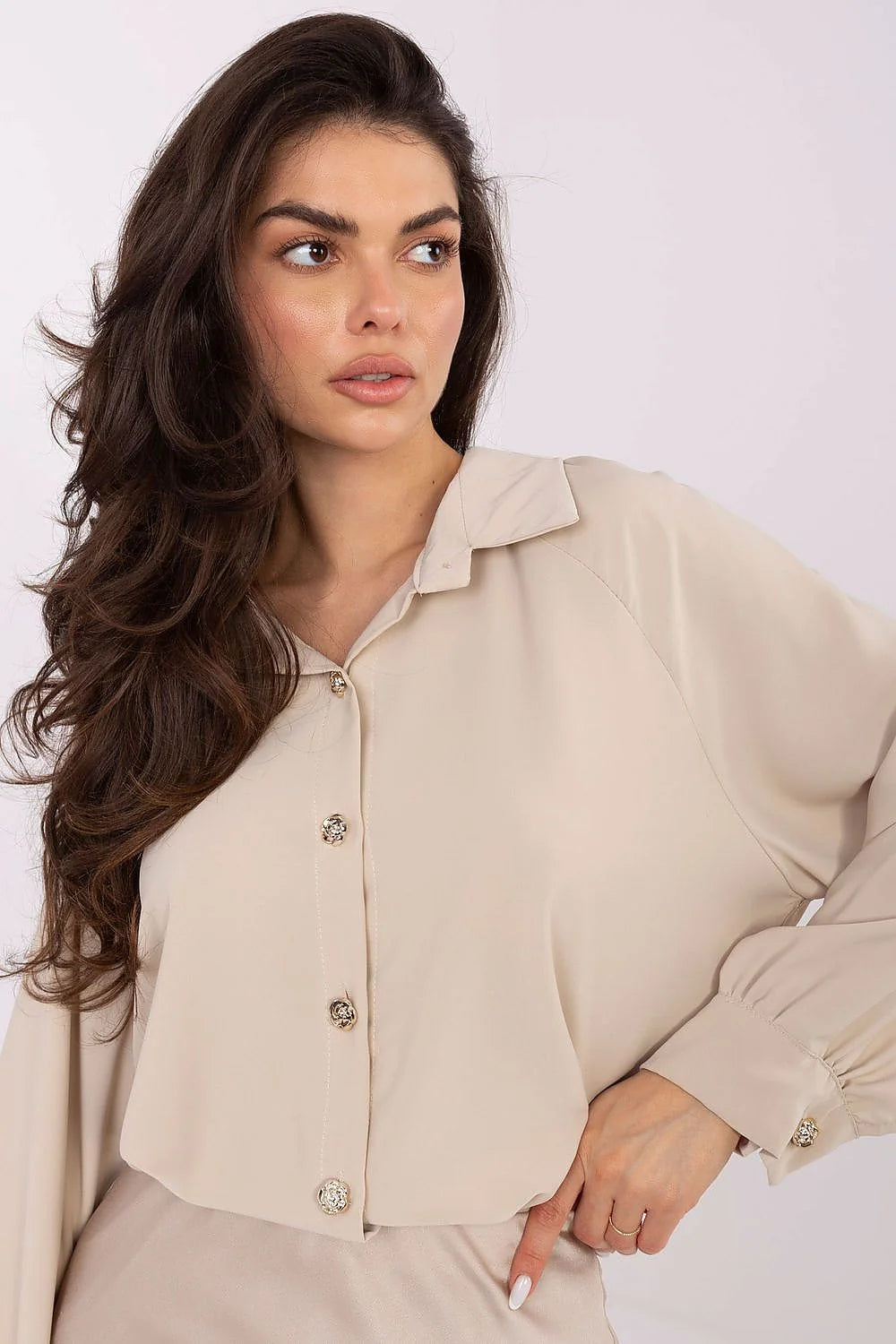 chemise femme manches longues élégante classique satinée beige fluide boutonnée col chemisier ballon poignets boutonnés dorés ciselés raglan