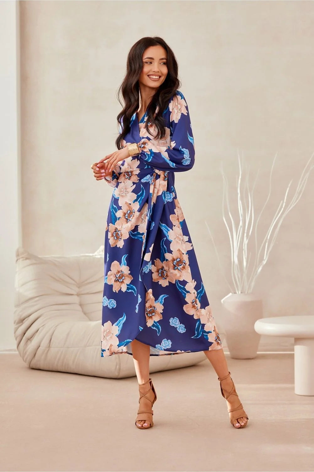 Robe de jour élégante midi manches longues col V fleurs pastel bleu profond tissu fluide polyester 95% elasthanne 5% taille ajustable femme